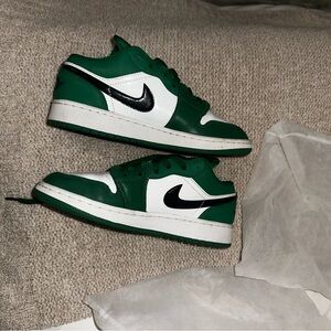 Limited edition Kelly green jordans! Barely worn